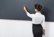 男教师正在讲课,女教师忘关麦克风当众做爱叫床